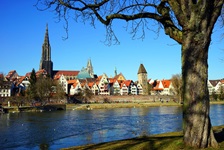 Blick vom Ufer der Donau zurn Promenade von Ulm mit seinem Münster