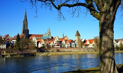 Blick vom Ufer der Donau zurn Promenade von Ulm mit seinem Münster