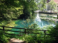 Blick auf den schönen Blautopf