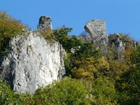 Eine der zahlreichen Burgruinen entlang des Donauradwegs von Donaueschingen nach Ulm