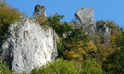 Eine der zahlreichen Burgruinen entlang des Donauradwegs von Donaueschingen nach Ulm