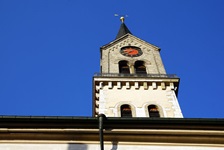 Ein Kirchturm mit Uhr von unten nach oben fotografiert