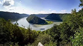 Das Naturwunder der Schlögener Schlinge vom Rastplatz "Schlögener Blick" aus gesehen.