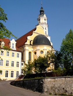 Blick zur Auffahrt und den Eingang des Klosters von Donauwörth