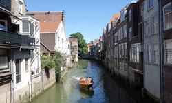 Eine kleine Holzjacht schippert durch die Gassen von Dordrecht.