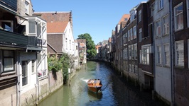 Eine kleine Holzjacht schippert durch die Gassen von Dordrecht.