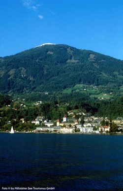 Blick über den Millstätter See zu einem anliegenden Dorf