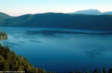 Blick über den Millstätter See mit seinen Bergen