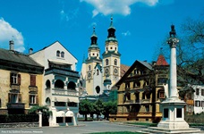 Blick über ein Tiroler Dorf mit Kirche
