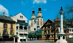 Blick über ein Tiroler Dorf mit Kirche
