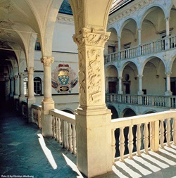 Blick in ein Treppenhaus einer Kirche in Kärnten