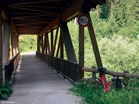 Blick auf eine gedeckte Holzbrücke