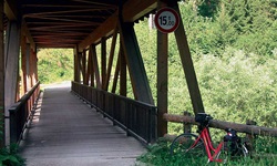 Blick auf eine gedeckte Holzbrücke