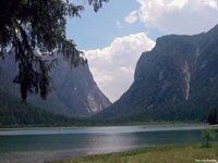 Blick auf einen See zwischen den Bergen