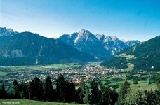 Blick über Lienz mit den Dolomiten am Drau-Radweg