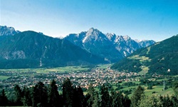 Blick über Lienz mit den Dolomiten am Drau-Radweg