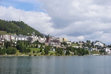 Schöner Blick auf den weltberühmten Kurort St. Moritz und den St. Moritzersee.