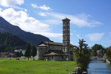 Die Katholische Kirche St. Karl in St. Moritz mit ihrem charakteristischen, sehenswerten Turm.