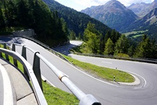 In engen Spitzkehren windet sich die Passstraße hinauf zum Malojapass.