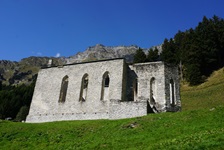 Die oberhalb des Dorfes Casaccia im Bergell gelegene Ruine der Kirche San Gaudenzio.