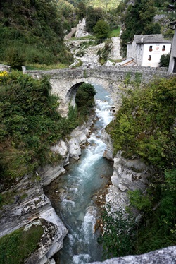 Eine Steinbrücke im idyllischen Valchiavenna.