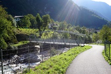 Sonnenstrahlen brechen sich an einer eisernen Brückenkonstruktion im Valchiavenna.