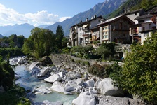 Eine kleine Siedlung am Flusslauf Adda.