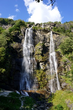 Die Acquafraggia-Wasserfälle bei Chiavenna.