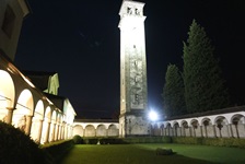 Das nächtlich beleuchtete Kloster San Lorenzo in Chiavenna.