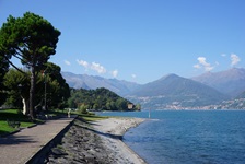Die Uferpromenade von Colico am Comer See.