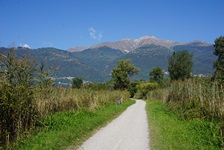 Vom weiß gekiesten Radweg am Comer See bei Colico hat man einen traumhaften Blick auf die umgebenden Berge.