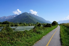 Der Fluss Adda begleitet einen Radweg durch das Valtellina (= Veltlin).