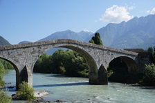 Eine steinerne Brücke führt bei Morbegno über die Adda.