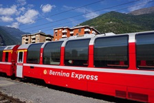 Die rot-weißen Wagen des weltberühmten Bernina-Express im Bahnhof von Tirano.