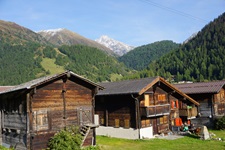 Von majestätischen Bergen eingerahmte typische Walliser Holzchalets in Oberwald.