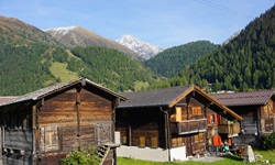 Von majestätischen Bergen eingerahmte typische Walliser Holzchalets in Oberwald.