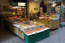 Ein Obst- und Gemüsegeschäft in Sondrio.