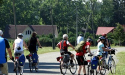 Eine Radlergruppe im Baltikum macht sich nach einer Pause wieder auf den Weg.