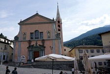Die Collegiata-Kirche in Bormio mit ihrem charakteristisch rot-weiß gestreiften Turm.