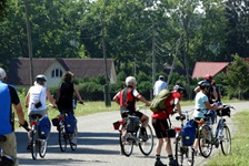 Eine Radlergruppe in Masuren macht sich nach einer kurzen Pause wieder auf den Weg.