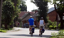 Ein Radlerpärchen in einem masurischen Dorf.