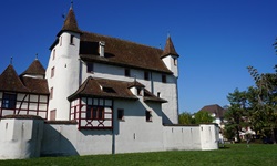 Das imposante, teilweise im Fachwerkstil erbaute Schloss Pratteln.