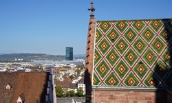 Basel von einem der Münstertürme aus gesehen; im Vordergrund das charakteristische bunte Dach des Münsters.