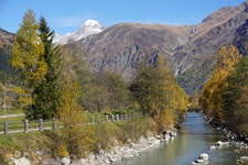 Traumhafter Blick auf die bei Obergesteln ruhig dahinfließende, von teilweise schneebedeckten Bergen überragte Rhone.