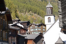 Ortsansicht von Geschinen mit der Kirche und den für das Wallis typischen Holzchalets.