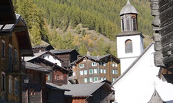 Ortsansicht von Geschinen mit der Kirche und den für das Wallis typischen Holzchalets.