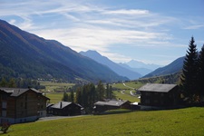 Typische Walliser Landschaft mit Chalets und Bergen bei Muenster.