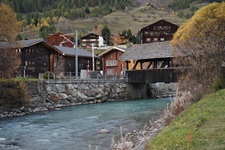 Blick auf Reckingen mit der überdachten Holzbrücke über die Rhone.