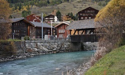 Blick auf Reckingen mit der überdachten Holzbrücke über die Rhone.