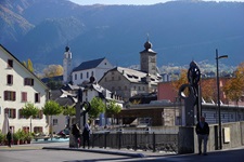 Blick auf die Altstadt von Brig mit der Kollegiumskirche zum Heiligen Geist und dem Stockalperschloss.